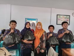 Wujud Kepeduliaan Sesama, SMPN 19 Makassar Salurkan Paket “Ramadan Berbagi” untuk Siswa