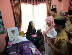 Melayat ke Rumah Duka, Bupati Gowa Sampaikan Duka Mendalam Kepergian Mantan Camat Bontonompo Periode 2006-2008