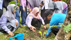 Peringati Hari Bumi, Kadisdik Achi Soleman Tanam Pohon di SMPN 18 Makassar