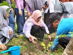 Peringati Hari Bumi, Kadisdik Achi Soleman Tanam Pohon di SMPN 18 Makassar