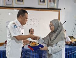 Tiga Dekade Mengabdi, SMPN 19 Makassar Melepas Ibu Jamila dalam Suasana Penuh Haru