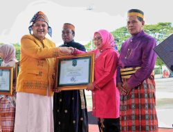 Komitmen Jadikan Pengembangan Aqidah Tahfidz, SMPN 6 Makassar Terima Penghargaan di Hardiknas 2026