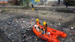 Respon Aduan Warga, Munafri Kerahkan Tim Gabungan Bersihkan Sampah di Kanal Bara-Baraya Timur