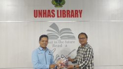 Rusdin Tompo: Buku Kamar Pertemuan Seniman Jadi Koleksi Perpustakaan Unhas