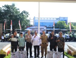 Bupati Daeng Manye Serahkan Alsintan kepada Kelompok Tani Binaan Polri di Mapolres Takalar