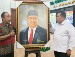 Bentuk Apresiasi dan Dukungan, Pelukis Ibrahim Serahkan Lukisan ke Bupati Takalar