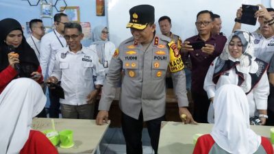 Tinjau Program Makan Siang Gratis di SMPN 1 Makassar, Kapolda Sulsel Ingin Pastikan Asupan Gizi Manusia Terpenuhi