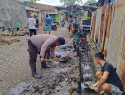 Kerja Bakti, Personel Koramil 1426-03/Galut Bersihkan Selokan Bersama Warga