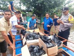 Nasir Rurung Salurkan Paket Sembako ke Warga Terdampak Banjir di Manggala