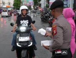 Amaliah Ramadhan, Polres Pelabuhan Makassar Berbagi Takjil ke Pengguna Jalan