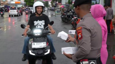 Amaliah Ramadhan, Polres Pelabuhan Makassar Berbagi Takjil ke Pengguna Jalan