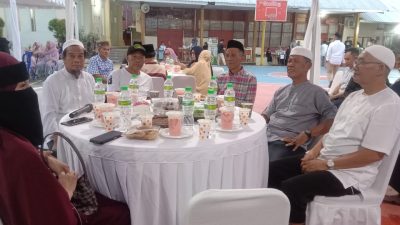 Gelar Buka Puasa Bersama, IKA Smandel Makassar Bagikan Sembako ke Guru Purna Bakti