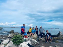 Silaturahmi Pasca Lebaran, Komunitas Eks Smandel Makassar Berendam di Pantai Ancol