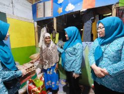 PKK Gowa Kembali Salurkan Bantuan Pangan Bagi KME di Somba Opu