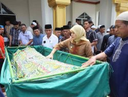 Aliyah Mustika Ilham Melayat ke Rumah Duka Almarhum Gafni Gaffar