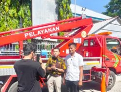 Disaksikan Anggota DPRD dan Kepala Sekolah, Petugas Dinas Lingkungan Hidup Pangkas Pohon di SMPN 18 Makassar