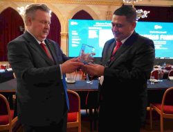 Wali Kota Munafri Serahkan Souvenir Ikonik ke Wali Kota Vienna di Forum WCSMF 2025