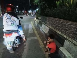 Miris, Anak Kecil Terlihat Duduk Sendirian di Pinggir Jalan Makassar Pada Malam Hari
