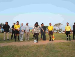 Buka Turnamen Sepak Bola di Barombong, Bupati Gowa Dorong Pengembangan Altet Muda