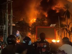 Makassar Mencekam, Kendaraan dan Kantor DPRD Dibakar