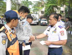 Usai Apel Pagi, Kadishub Serahkan Bantuan ke Petugas Korban Kebakaran Kendaraan di DPRD Makassar