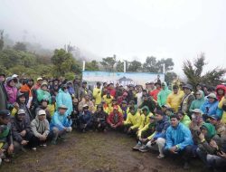 Wabup Gowa Ajak Komunitas Pencinta Alam Bersih-bersih di Sekitar Gunung Bawakaraeng
