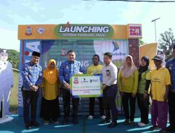 Wali Kota Munafri Serahkan Gerobak ke Pedagang Bunga di TPU Dadi
