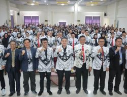 Pengukuhan PGRI Makassar, Wali Kota Munafri Ingatkan Guru Jaga Integritas