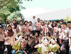 Bupati Gowa Bagikan Seragam Gratis untuk Siswa SD dan SMP di Malino