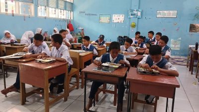 Ribuan Siswa SMPN 8 Makassar Terima Progam Makan Bergizi Gratis