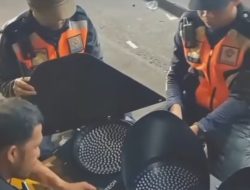 Tim URC Dishub Makassar Lakukan Perbaikan Traffic Light di Persimpangan Pettarani – Hertasning