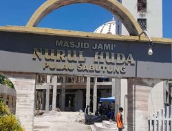 Warga Pulau Sabutung Gotong Royong Cor Masjid Nurul Huda, Panitia Harap Janji Bantuan Bupati Segera Cair