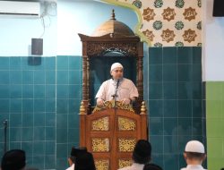 Usai Salat Subuh Berjamaah, Munafri Serahkan Paket Sembako di Masjid Haqqul Yaqin