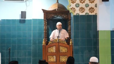 Usai Salat Subuh Berjamaah, Munafri Serahkan Paket Sembako di Masjid Haqqul Yaqin