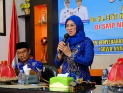 Tunaikan Janji Politik, Bupati Talenrang Kembali Salurkan Seragam Sekolah Gratis
