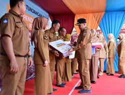 Berkunjung ke Pulau, Munafri – Aliyah Bagikan Tunjangan Kepada Tenaga Pendidik, Kesehatan Hingga Seragam Gratis