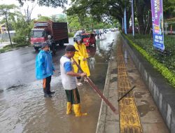 Pemkot Makassar Turunkan 40 Satgas Drainase Gerak Cepat Bersihkan Saluran Air di Jalan Urip dan Pettarani