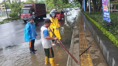 Pemkot Makassar Turunkan 40 Satgas Drainase Gerak Cepat Bersihkan Saluran Air di Jalan Urip dan Pettarani