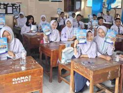 SMPN 19 Makassar Bagikan Jurnal Gerakan Tujuh Kebiasaan Anak Indonesia Hebat