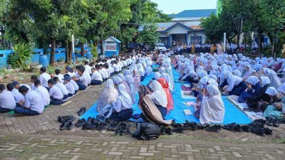 Perkuat Akhlak dan Karakter di Bulan Ramadan, Siswa SMPN 40 Makassar Laksanakan Salat Dhuha Berjamaah