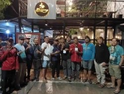 Pasangan Jupe – Aras Juara I Turnamen Mini Domino Silaturahmi di Lorong Kopi DS Tamalanrea