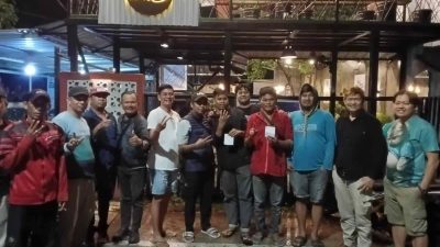 Pasangan Jupe – Aras Juara I Turnamen Mini Domino Silaturahmi di Lorong Kopi DS Tamalanrea
