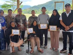 Gubernur Sulsel Salurkan Bantuan Kebencaan untuk Korban Kebakaran di Bua Luwu
