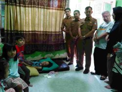 Kunjungi Warga yang Sakit, Plt Camat Wajo – Ketua Walubi Sulsel Ajak Warga Galang Dukungan