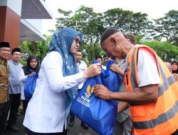 Pemkab Gowa – BAZNAS Salurkan Paket Lebaran untuk 716 Tenaga Outsourcing