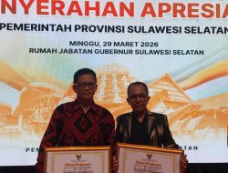 Raih Predikat Sekolah Adiwiyata Provinsi, Kepsek SMPN 3 Makassar Terima Penghargaan dari Gubernur Sulsel