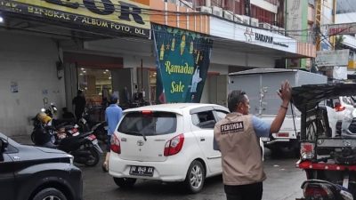 Kepala Pasar Muhammad Fajaruddin Turun Langsung Mengatur Arus Lalu Lintas di Pasar Sentral