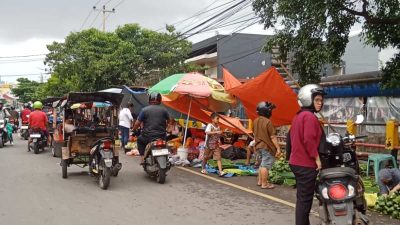 Jelang Idul Fitri, Pasar Tumpah Kian Marak: Antara Kemacetan dan Harapan Pedagang