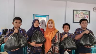 Wujud Kepeduliaan Sesama, SMPN 19 Makassar Salurkan Paket “Ramadan Berbagi” untuk Siswa