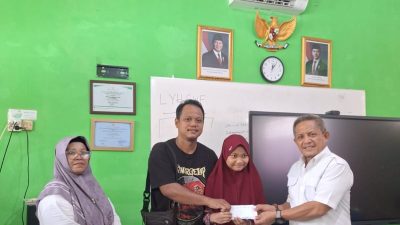 Orang Tua Siswa Meninggal Dunia, SDN Minasa Upa Serahkan Santunan Duka